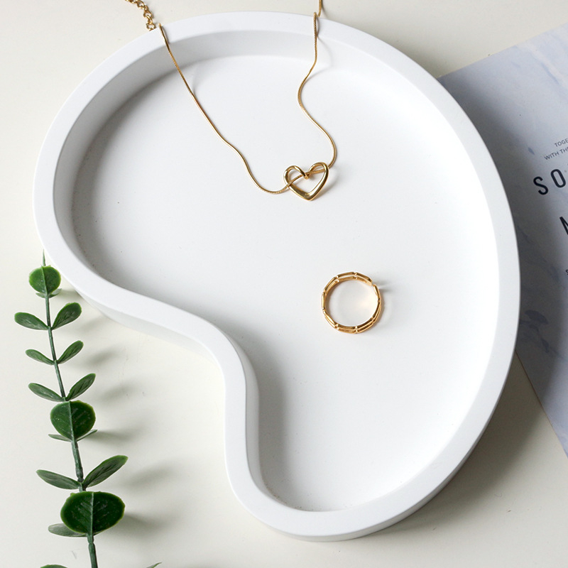 Gipszből készült kijelzőtál ékszerekhez — minimalist fotórekvizit a termékfotózáshoz