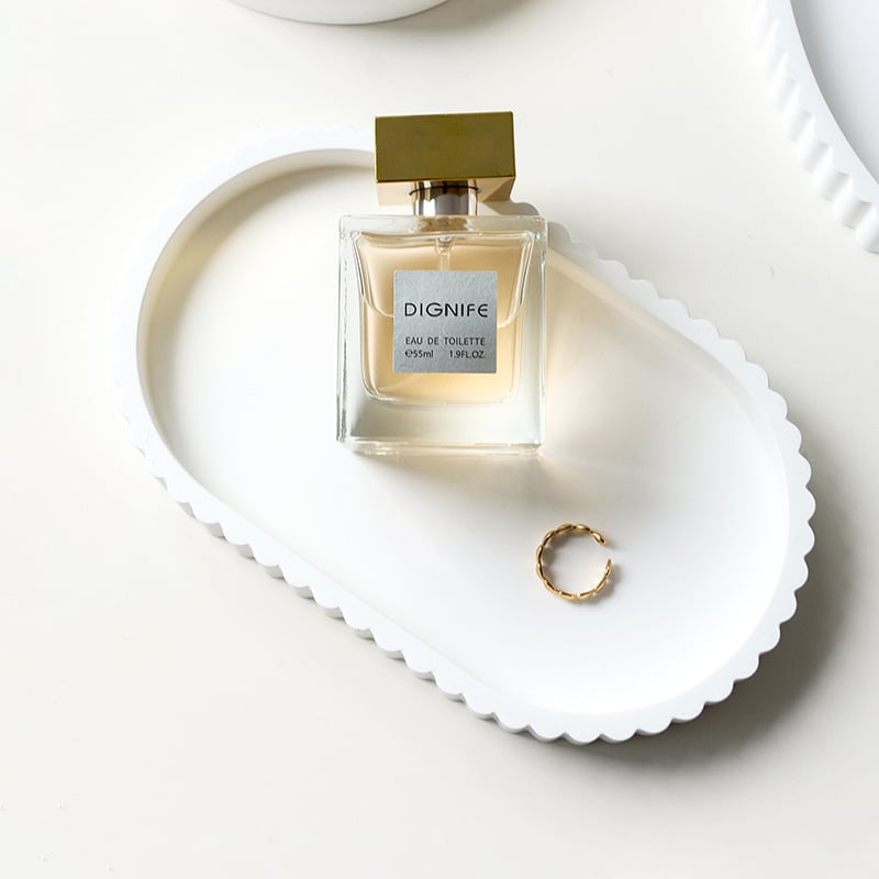 Gipszből készült kijelzőtál ékszerekhez — minimalist fotórekvizit a termékfotózáshoz