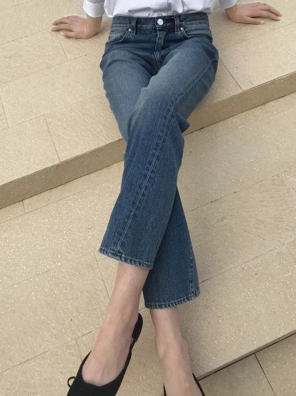 Τζιν από ντένιμ βαμβάκι, μεσαία μέση, ίσια γραμμή, patchwork στυλ, distressed λεπτομέρειες, 90–95% βασικό ύφασμα