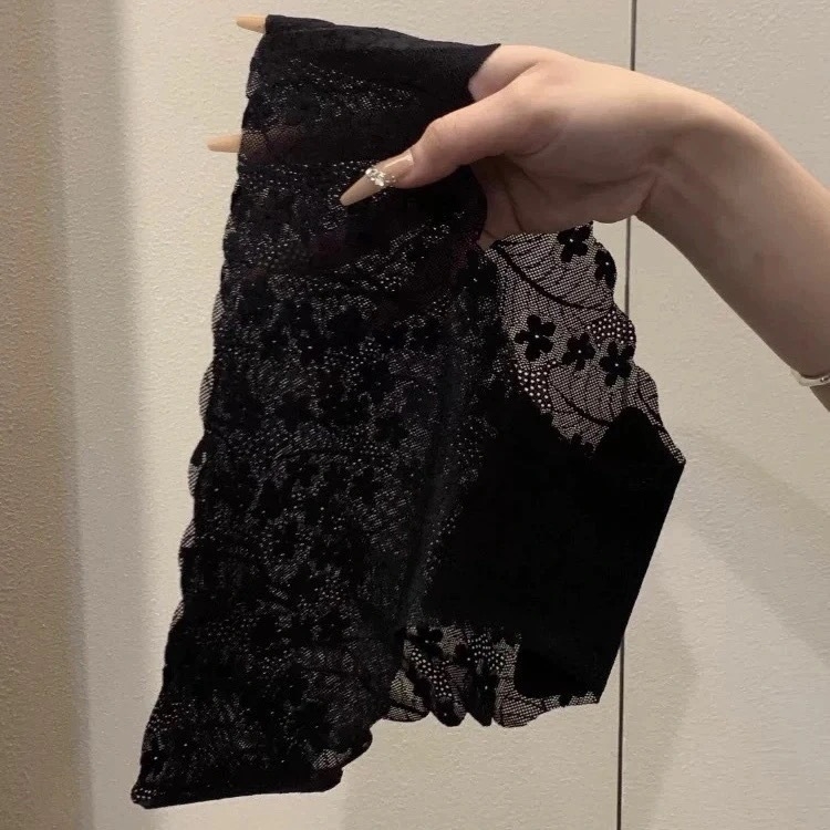 Najlon čipkaste gaćice – prozračne, brzo se suše, bez vidljivih šavova; Jacquard tkanje, pamukova podstava u preponama, cvjetni uzorak