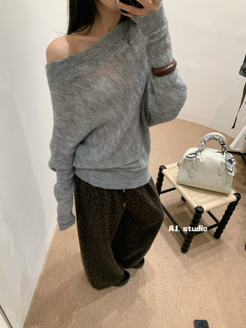 Vállról lecsúszó kötött felső batwing ujjaival, laza szabás, regenerált cellulóz rostból