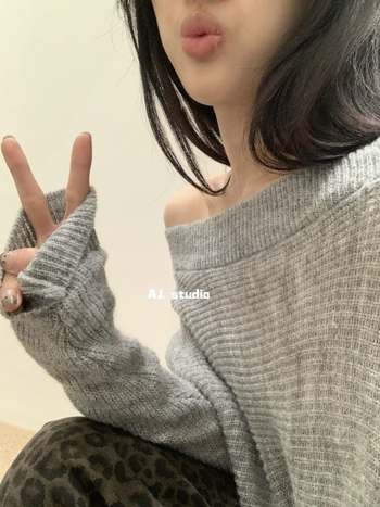 Vállról lecsúszó kötött felső batwing ujjaival, laza szabás, regenerált cellulóz rostból