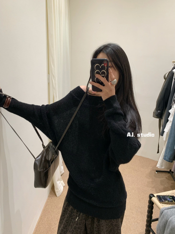 Vállról lecsúszó kötött felső batwing ujjaival, laza szabás, regenerált cellulóz rostból