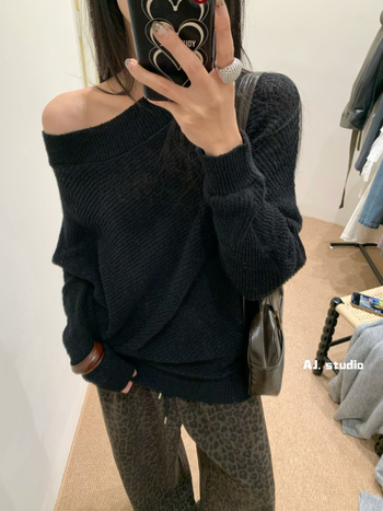 Vállról lecsúszó kötött felső batwing ujjaival, laza szabás, regenerált cellulóz rostból