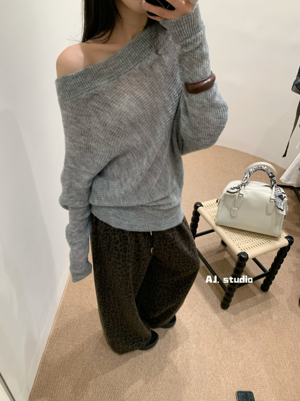 Vállról lecsúszó kötött felső batwing ujjaival, laza szabás, regenerált cellulóz rostból