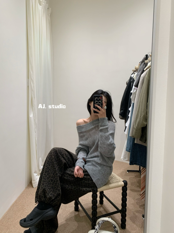 Vállról lecsúszó kötött felső batwing ujjaival, laza szabás, regenerált cellulóz rostból