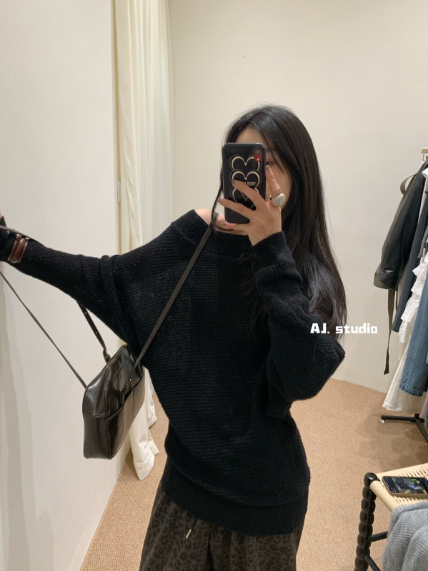 Vállról lecsúszó kötött felső batwing ujjaival, laza szabás, regenerált cellulóz rostból