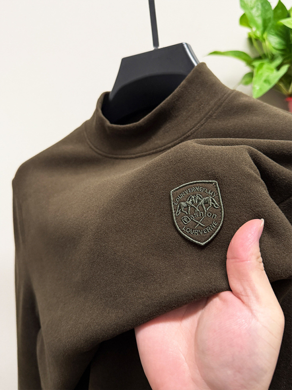 Termo majica s kapuljačom, lagani luksuzni stil; tkanina na bazi viskoze; izvezeni detalji; gusta, topla površina.