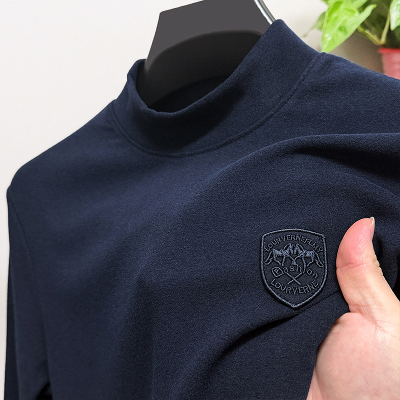 Termo majica s kapuljačom, lagani luksuzni stil; tkanina na bazi viskoze; izvezeni detalji; gusta, topla površina.