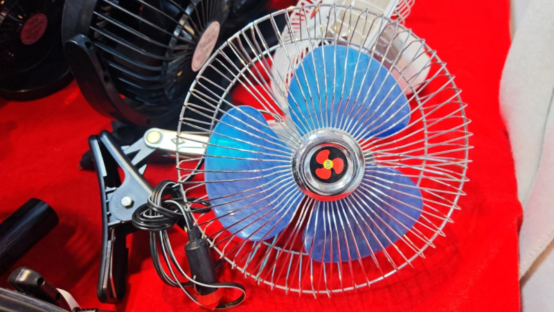Automobilski ventilator za disipaciju topline s klipom za ugradnju i okretna glava, sučelje upaljača, 18W, model JT0098, plastika