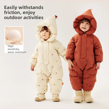 Detský jednopásový overal s perím, 86–90% bieleho kačacieho peria; vonkajšia látka a podšívka 100% polyester; vhodný pre novorodencov 0–1 rokov (do 80 cm); bez goliera