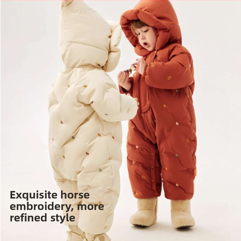 Detský jednopásový overal s perím, 86–90% bieleho kačacieho peria; vonkajšia látka a podšívka 100% polyester; vhodný pre novorodencov 0–1 rokov (do 80 cm); bez goliera