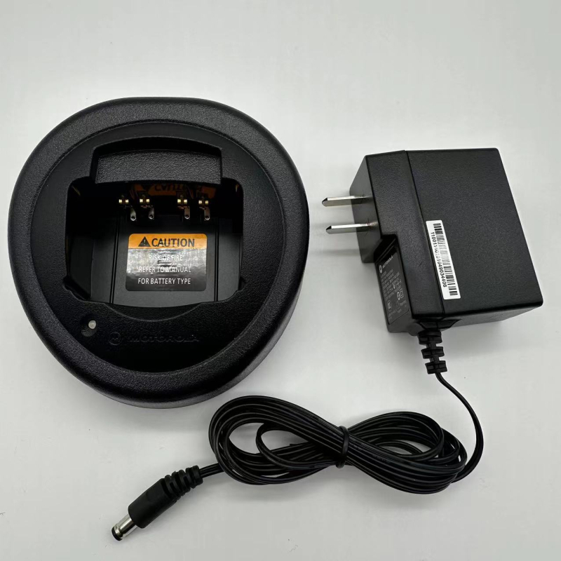 ouyinkai punjač za radijske uređaje, kompatibilan s Motorola P8668I, GP328, R7, P3688, C1200 i drugi — Izlaz 14V, Ulaz 220V, Bez baterije, Teorijski domet ispod 1,5 km, Zaštita od pada
