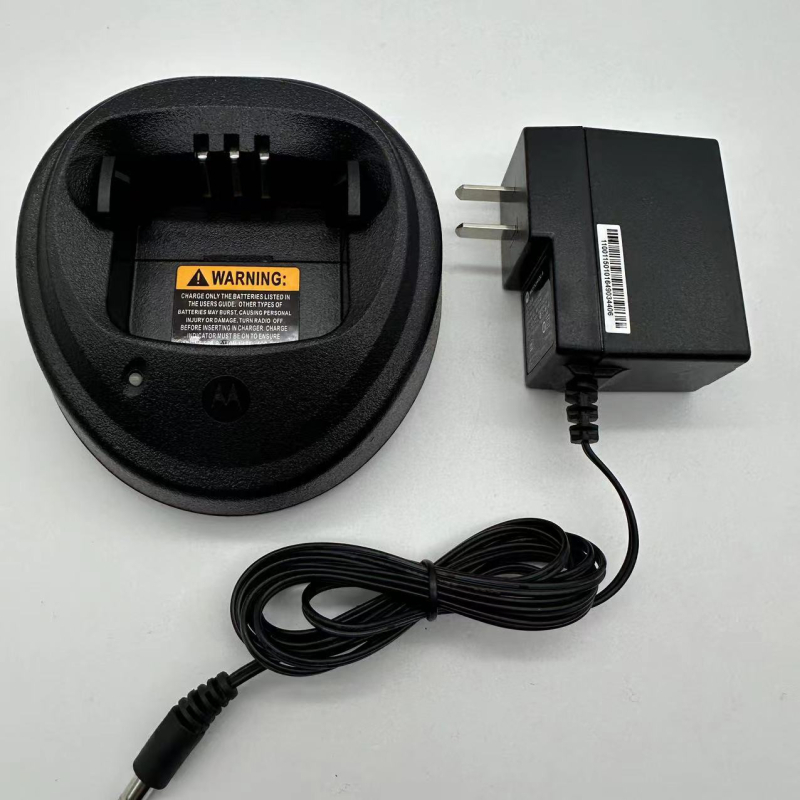 ouyinkai punjač za radijske uređaje, kompatibilan s Motorola P8668I, GP328, R7, P3688, C1200 i drugi — Izlaz 14V, Ulaz 220V, Bez baterije, Teorijski domet ispod 1,5 km, Zaštita od pada