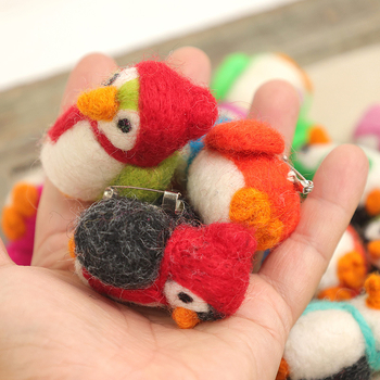 Pingvin od pliša – broš u crtani stil, dekorativno, dar, ekološki prihvatljiv obrad, porijeklo Chongqing, jesen 2022