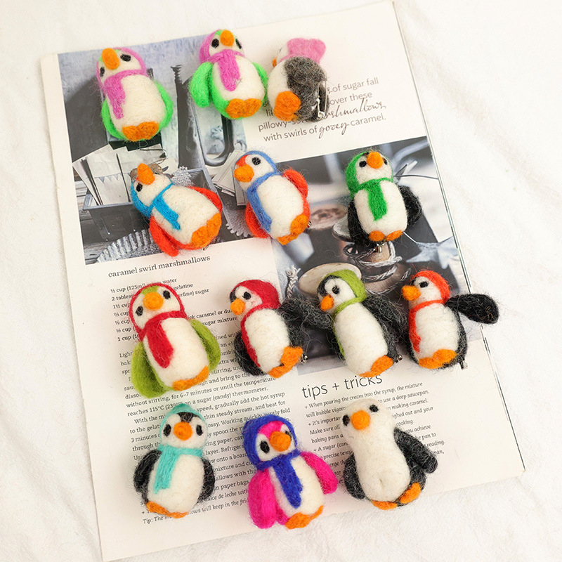 Pingvin od pliša – broš u crtani stil, dekorativno, dar, ekološki prihvatljiv obrad, porijeklo Chongqing, jesen 2022