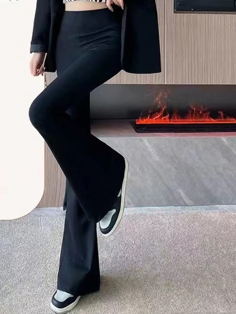 Nylon–spandeks s fleece podstavom, hlače do gležnja, široke nogavice s flare krojem, podizanje bokova, 3D tekstura, stražnji džep