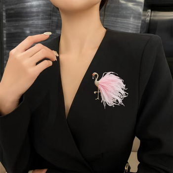 Broš flaminga s perjem — cinkov legura; ženski, slatko i cool stil; oblik: životinja; elektroplatiranje; izdanje: jesen 2024