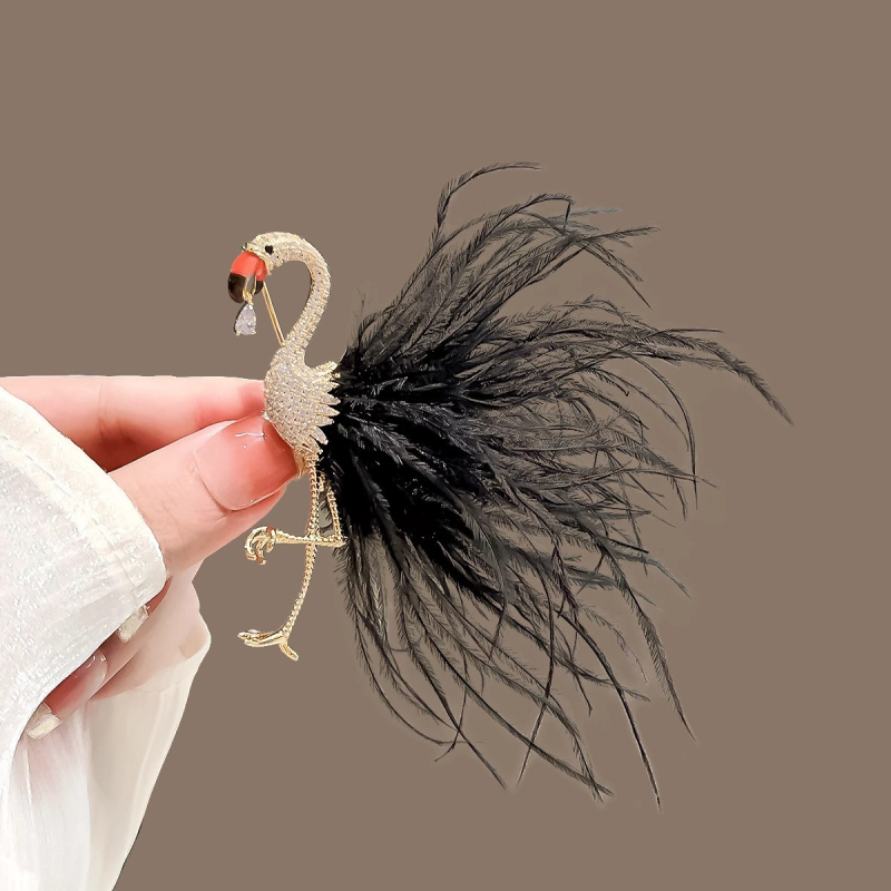 Broš flaminga s perjem — cinkov legura; ženski, slatko i cool stil; oblik: životinja; elektroplatiranje; izdanje: jesen 2024
