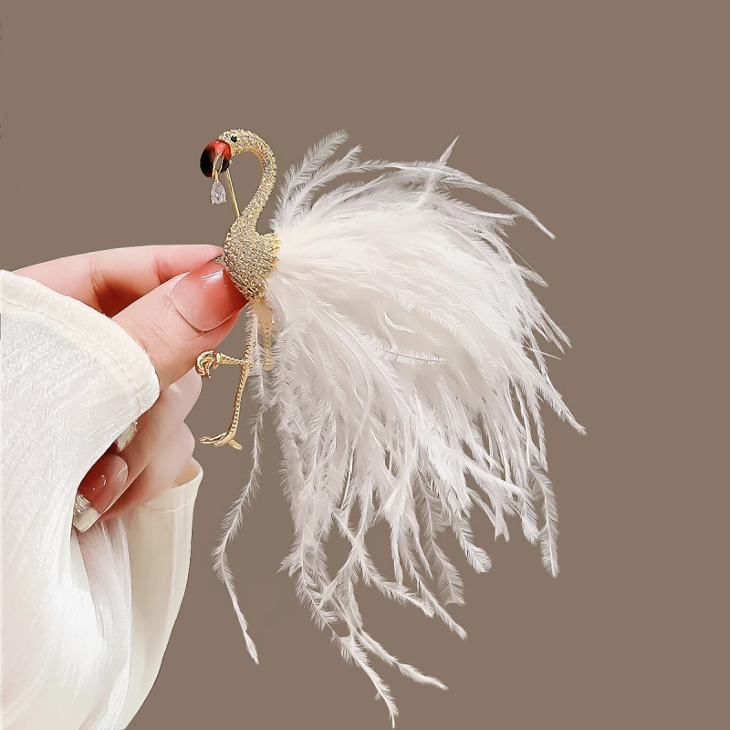 Broš flaminga s perjem — cinkov legura; ženski, slatko i cool stil; oblik: životinja; elektroplatiranje; izdanje: jesen 2024