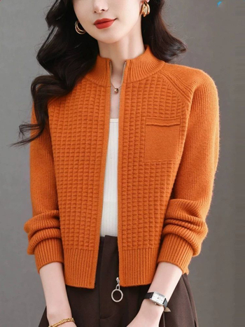 Cardigan-stil pulover s vunenom smjesom 70–80%, poluturtleneck ovratnik, zip, dugi rukavi, dužina 50–65 cm