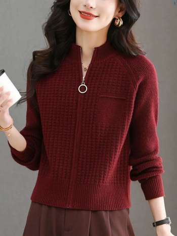 Cardigan-stil pulover s vunenom smjesom 70–80%, poluturtleneck ovratnik, zip, dugi rukavi, dužina 50–65 cm