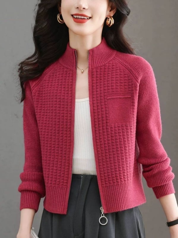 Cardigan-stil pulover s vunenom smjesom 70–80%, poluturtleneck ovratnik, zip, dugi rukavi, dužina 50–65 cm