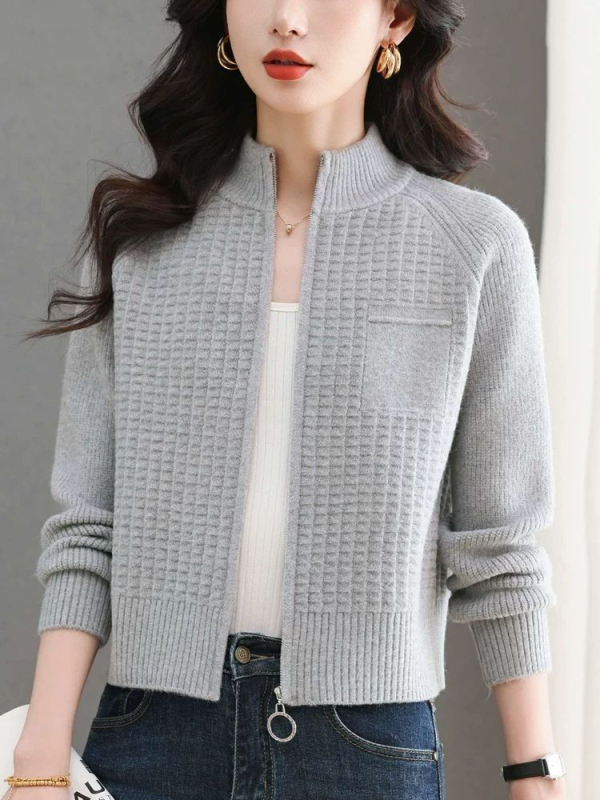 Cardigan-stil pulover s vunenom smjesom 70–80%, poluturtleneck ovratnik, zip, dugi rukavi, dužina 50–65 cm