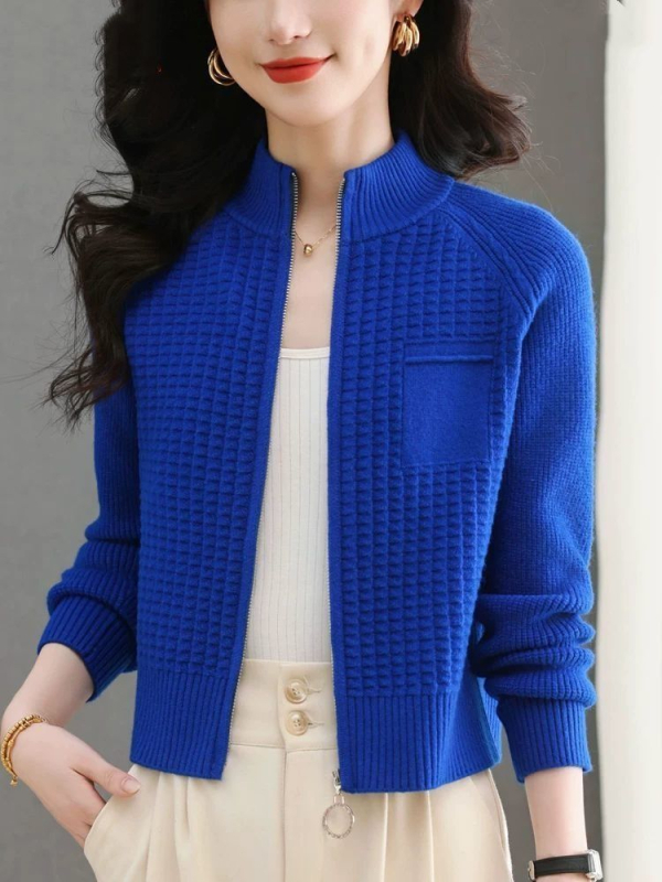 Cardigan-stil pulover s vunenom smjesom 70–80%, poluturtleneck ovratnik, zip, dugi rukavi, dužina 50–65 cm