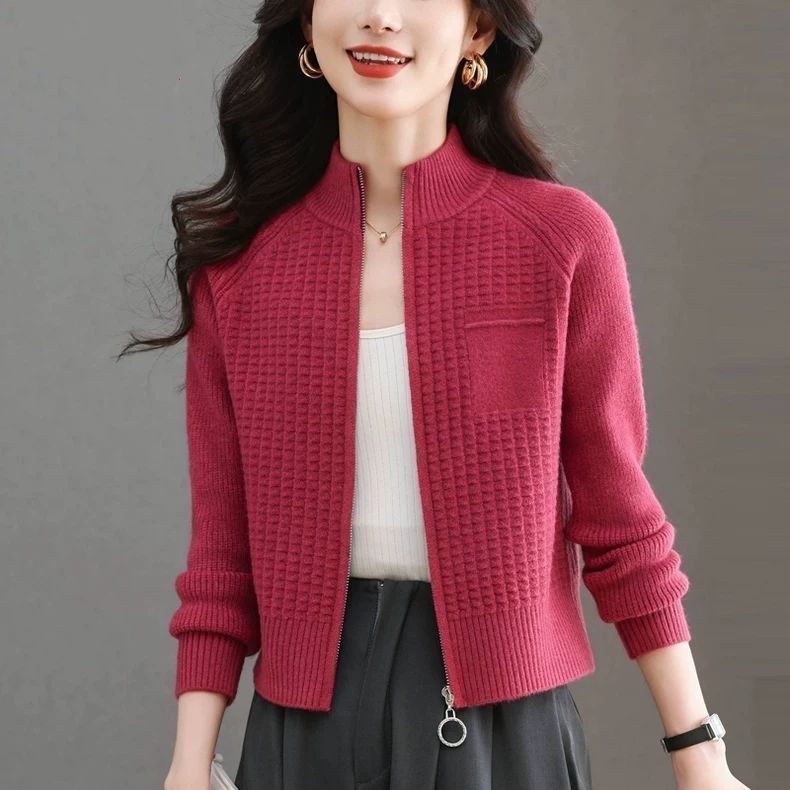 Cardigan-stil pulover s vunenom smjesom 70–80%, poluturtleneck ovratnik, zip, dugi rukavi, dužina 50–65 cm