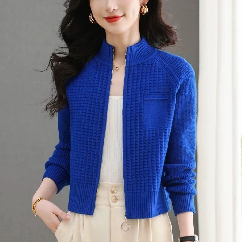 Cardigan-stil pulover s vunenom smjesom 70–80%, poluturtleneck ovratnik, zip, dugi rukavi, dužina 50–65 cm
