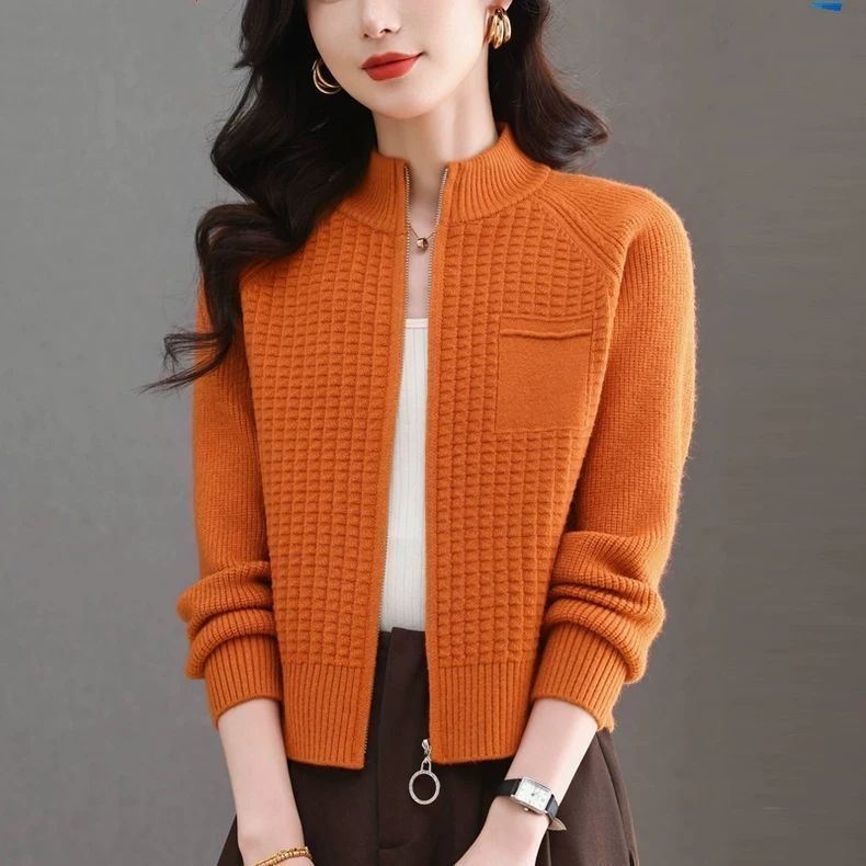 Cardigan-stil pulover s vunenom smjesom 70–80%, poluturtleneck ovratnik, zip, dugi rukavi, dužina 50–65 cm