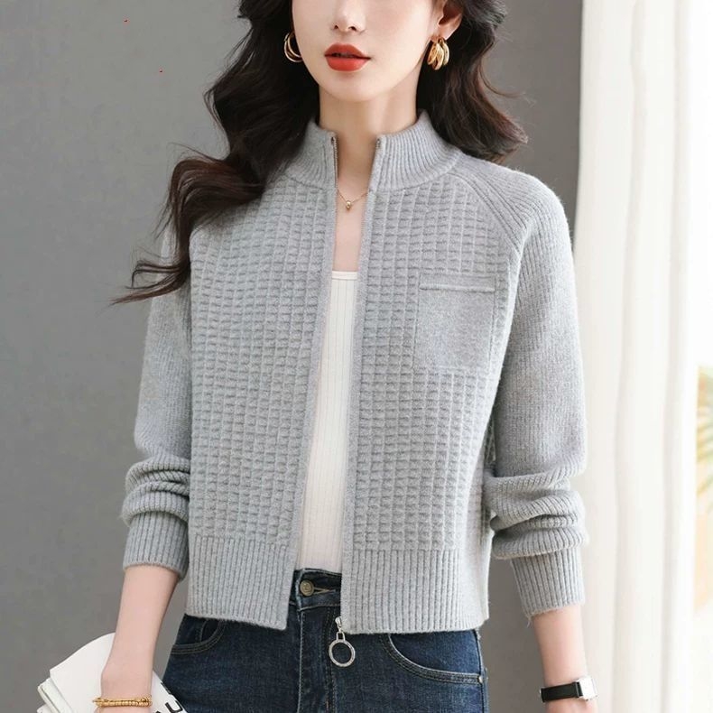 Cardigan-stil pulover s vunenom smjesom 70–80%, poluturtleneck ovratnik, zip, dugi rukavi, dužina 50–65 cm
