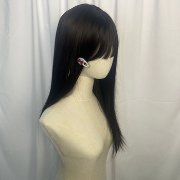 Perucă – păr lung drept; fibre de mătase rezistente la temperaturi înalte; producție mecanică; poate fi vopsită și tratată; breton drept; schimbare a coafurii