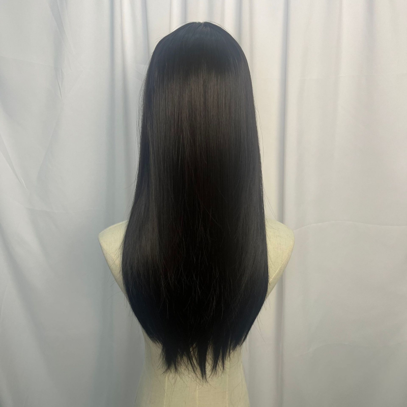 Perucă – păr lung drept; fibre de mătase rezistente la temperaturi înalte; producție mecanică; poate fi vopsită și tratată; breton drept; schimbare a coafurii