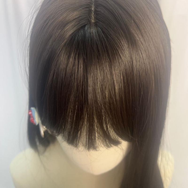 Perucă – păr lung drept; fibre de mătase rezistente la temperaturi înalte; producție mecanică; poate fi vopsită și tratată; breton drept; schimbare a coafurii