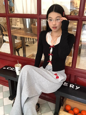 Poliestersko usko prilagođeno bez rukava gornji dio s čipkom i polo ovratnikom, jednoubojni uzorak (glavni sadržaj tkanine 30-50%)