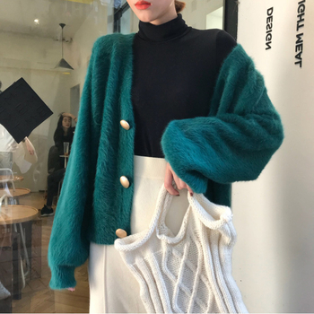 Kötött kardigán nerc velúrból, V-nyakú, lazán szabott, rövid hosszúságú, hosszú ujjú