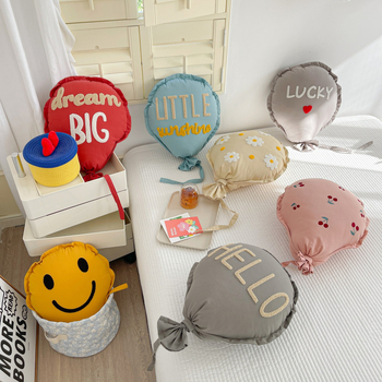 Vankúš INS štýlu — bavlnený poťah, polyesterová výplň, tlačený textil