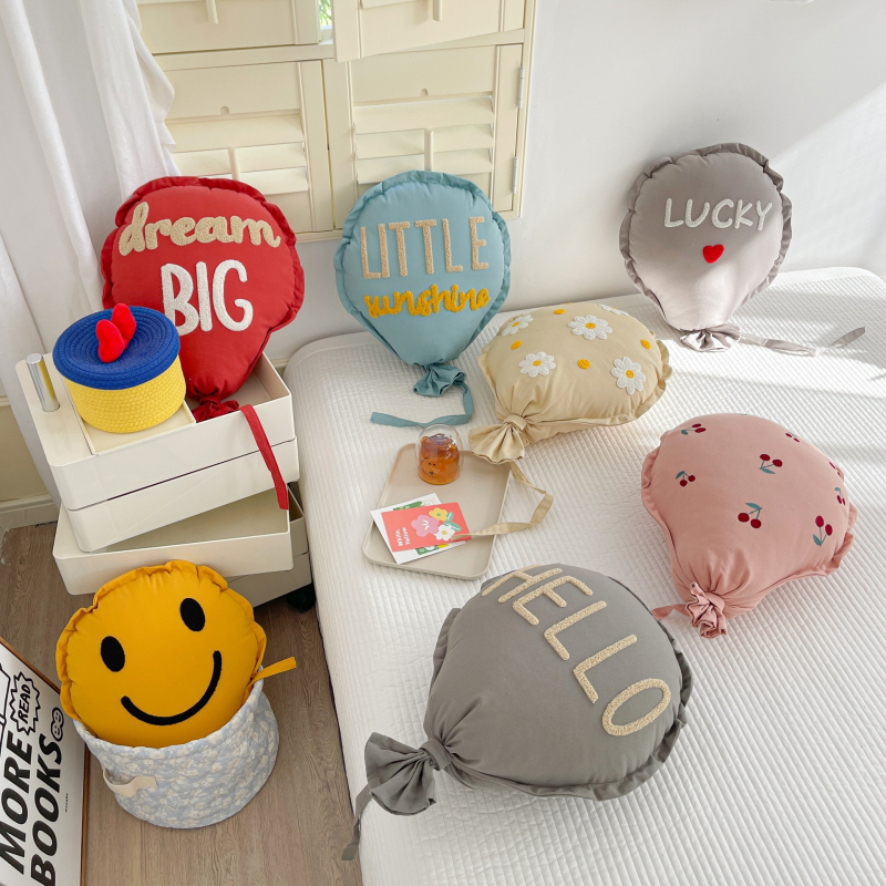 Vankúš INS štýlu — bavlnený poťah, polyesterová výplň, tlačený textil