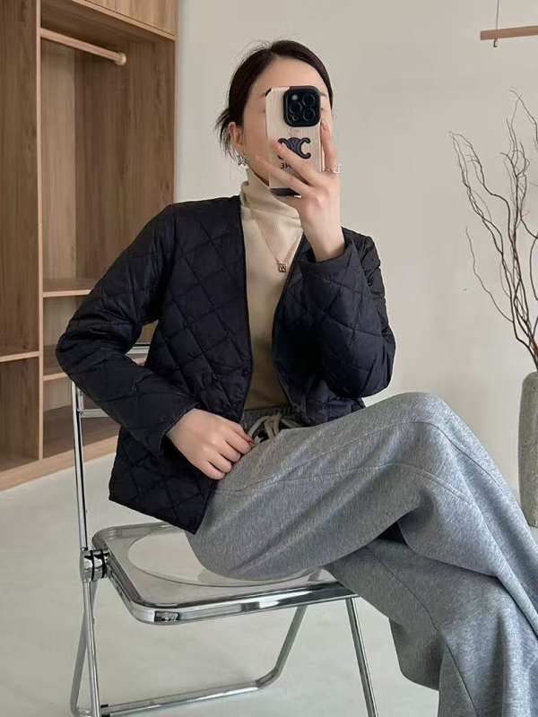 Пухено женско яке с гъши пух, тънък, полиестерна материя, V-образна яка, съдържание на пух 85–90%