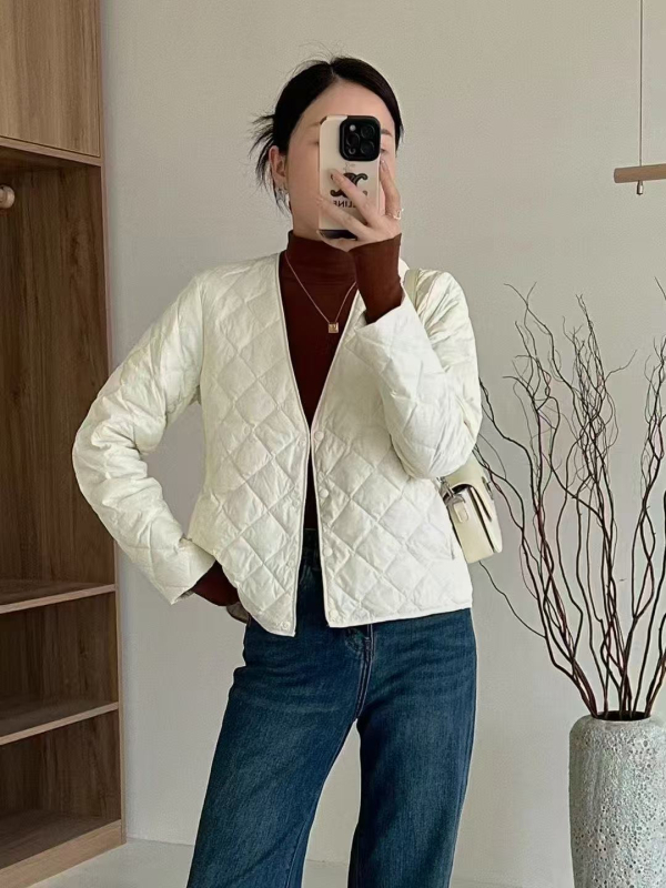 Пухено женско яке с гъши пух, тънък, полиестерна материя, V-образна яка, съдържание на пух 85–90%