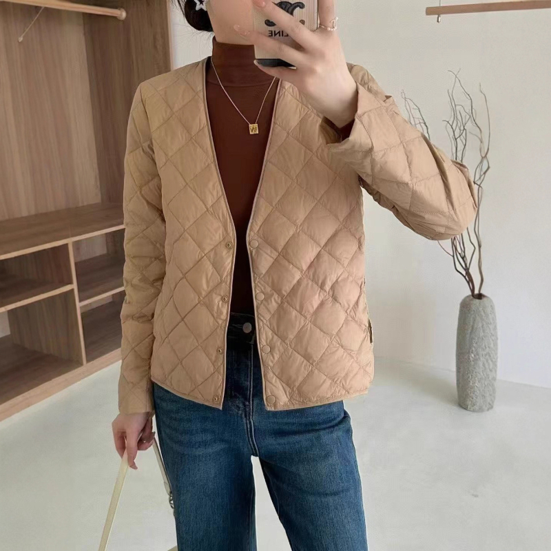 Пухено женско яке с гъши пух, тънък, полиестерна материя, V-образна яка, съдържание на пух 85–90%