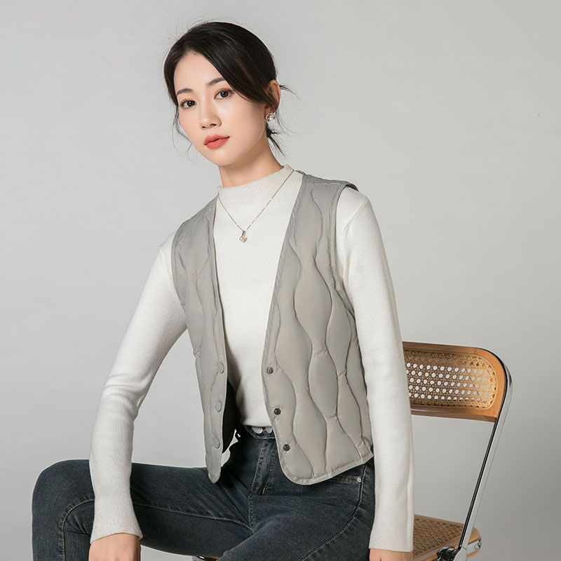 Ženski lagani vest s perjem s V-izrezom i tri gumba; punilo od perja patke 86–90%, vanjski materijal najlon, uobičajena duljina (50–65 cm)