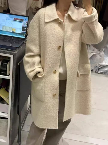 Ženski vuneni kaput od ovčje vune, debeo, ležernog kroja, srednja duljina, ovratnik Peter Pan, dugi rukavi, jednodjelno kopčanje, casual stil, zima 2025.