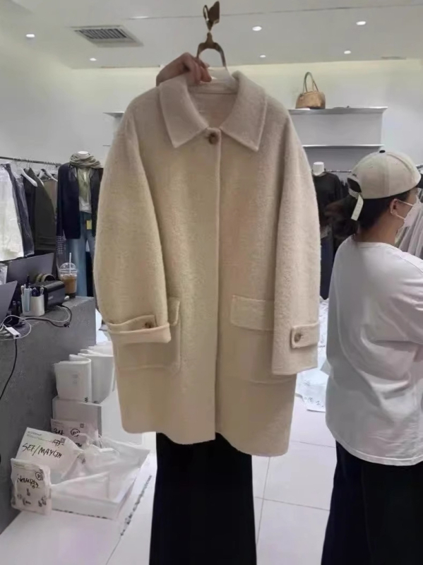 Ženski vuneni kaput od ovčje vune, debeo, ležernog kroja, srednja duljina, ovratnik Peter Pan, dugi rukavi, jednodjelno kopčanje, casual stil, zima 2025.