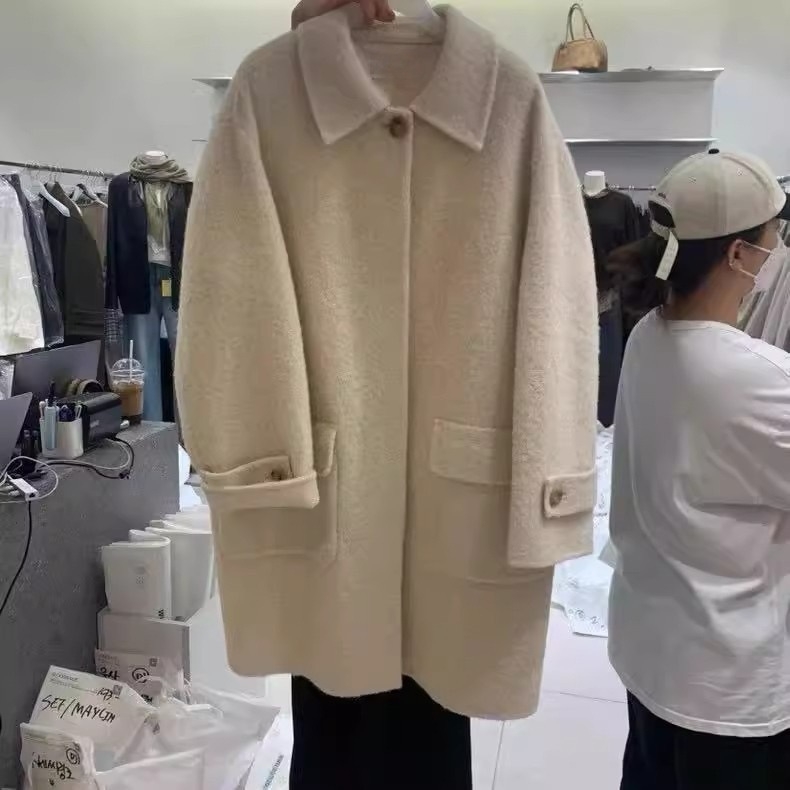 Ženski vuneni kaput od ovčje vune, debeo, ležernog kroja, srednja duljina, ovratnik Peter Pan, dugi rukavi, jednodjelno kopčanje, casual stil, zima 2025.