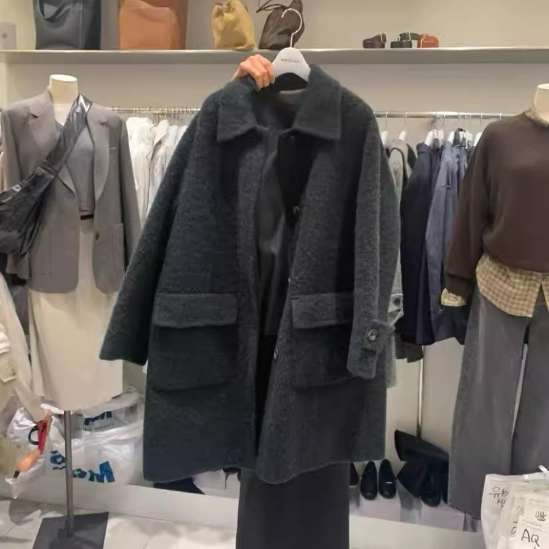 Ženski vuneni kaput od ovčje vune, debeo, ležernog kroja, srednja duljina, ovratnik Peter Pan, dugi rukavi, jednodjelno kopčanje, casual stil, zima 2025.
