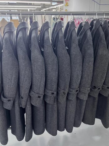 Ženski vuneni kaput s uzorkom herringbone, vuna-lyocell smjesa, produžena duljina 100 cm+, stojeći ovratnik, dugački rukavi
