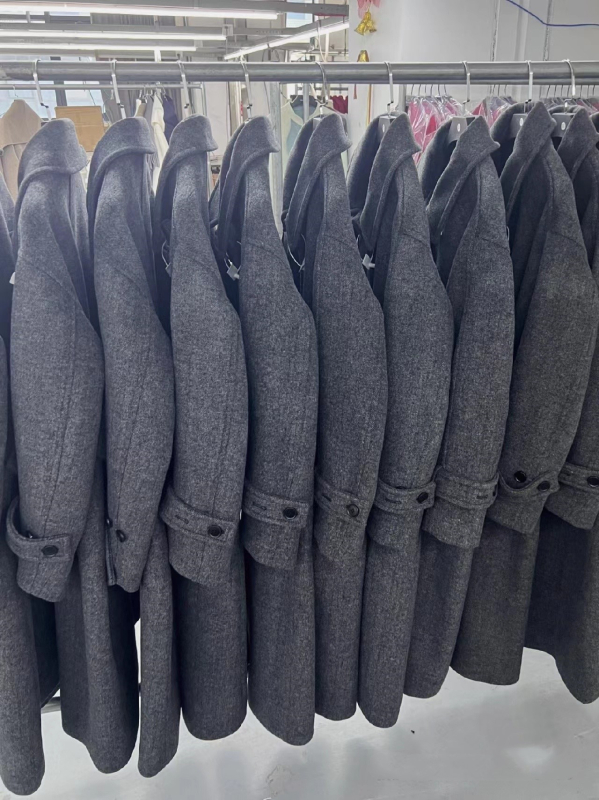 Ženski vuneni kaput s uzorkom herringbone, vuna-lyocell smjesa, produžena duljina 100 cm+, stojeći ovratnik, dugački rukavi